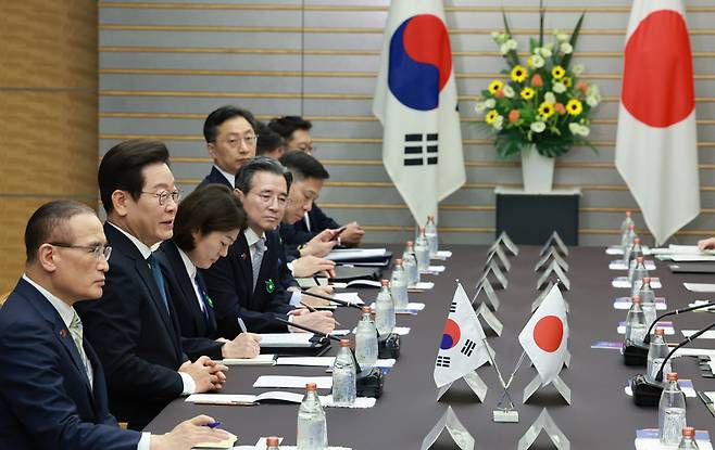 이재명 대통령이 23일 일본 도쿄 총리 관저에서 이시바 시게루 총리와 한일 확대정상회담을 하며 발언하고 있다.