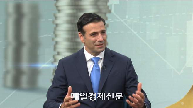 히스 타버트(Heath Tarbert) 서클(Circle) 사장(President)은 매일경제와 인터뷰하고 있는 모습.