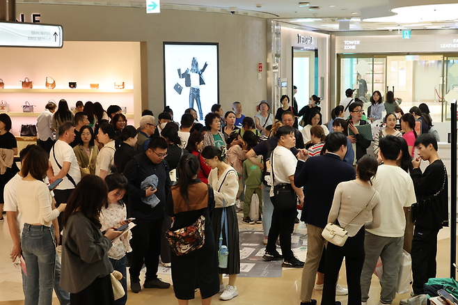 서울 송파구 롯데면세점 월드타워점을 찾은 중국인 단체관광객들이 면세점을 둘러보고 있다.  / 사진=매경DB