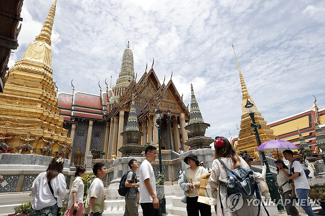 태국 방콕의 유명 관광지 왓 프라깨우 사원을 둘러보는 외국인 관광객들 [사진 = 연합뉴스]
