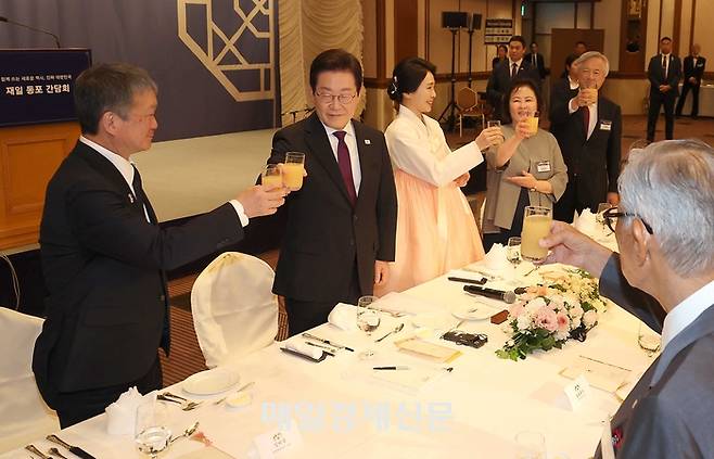 한일정상회담을 위해 일본을 방문한 이재명 대통령과 부인 김혜경 여사가 23일 도쿄의 한 호텔에서 열린 동포간담회에 참석해 건배를 하고 있다. [도쿄/김호영기자]