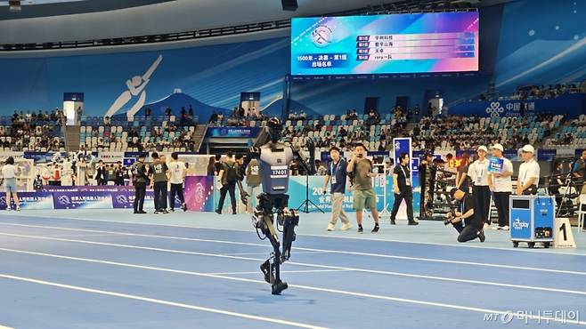 로봇 톈궁이 15일 중국 베이징에서 열린 세계 휴머노이드 로봇 운동회에서 1500m 달리기 경기에 참가하고 있다.  /사진=뉴스1