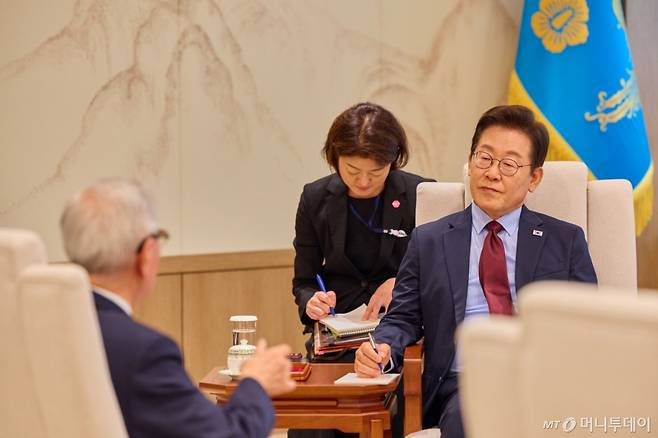 [서울=뉴시스] 최동준 기자 = 대통령실은 지난 19일 이재명 대통령이 서울 용산 대통령실 청사 집무실에서 요미우리 신문 오이카와 쇼이치 회장과 인터뷰 하는 모습을 22일 SNS에 공개했다. (사진=이재명 대통령 SNS) 2025.08.22. photo@newsis.com *재판매 및 DB 금지 /사진=