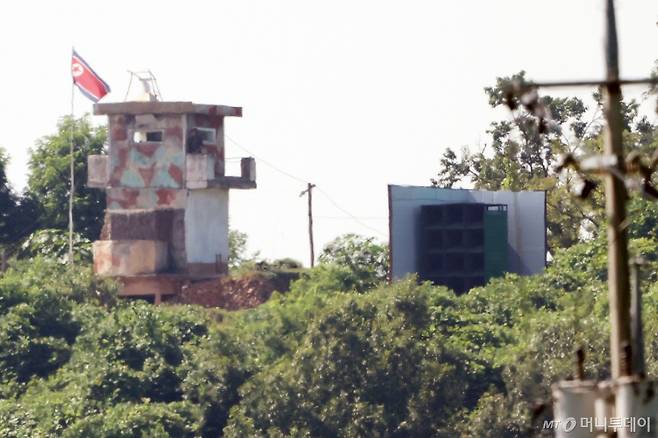 지난 10일 경기도 파주시 접경지역에서 바라본 북한 군 초소에 대남 확성기가 설치돼 있다. / 사진=뉴시스