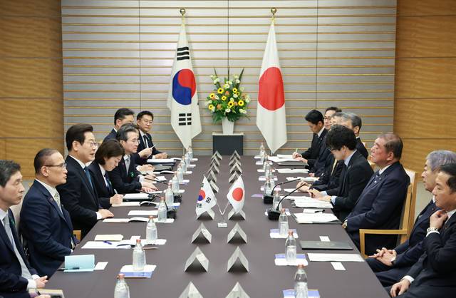 <YONHAP PHOTO-3605> 이재명 대통령, 이시바 총리와 한일 확대정상회담     (도쿄=연합뉴스) 홍해인 기자 = 이재명 대통령과 이시바 시게루 일본 총리가 23일 일본 도쿄 총리 관저에서 한일 확대정상회담을 하고 있다.