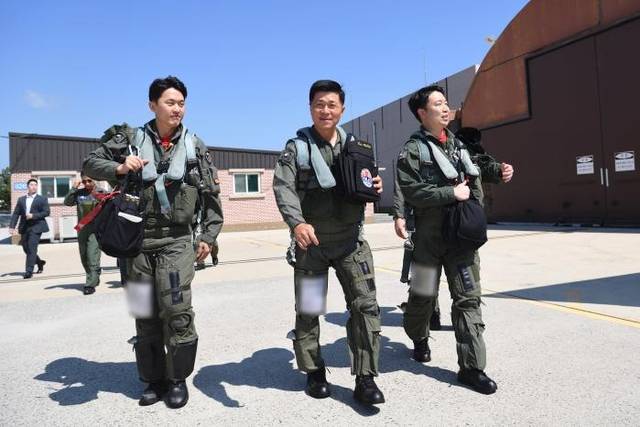 이영수(가운데) 공군참모총장이 21일 군산기지에서 KF-16 전투기에 탑승해 지휘비행하기 위해 조종사들과 함께 이동하고 있다. 공군 제공