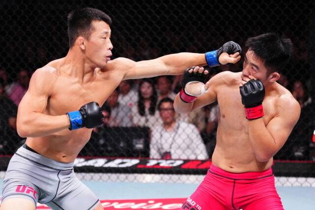 김상욱(왼쪽)이 런야웨이에게 펀치를 날리고 있다. /UFC 제공