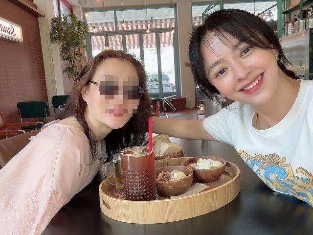배우 강성연이 절친 언니와 차를 마시며 즐거워 하고 있다. /강성연 소셜미디어