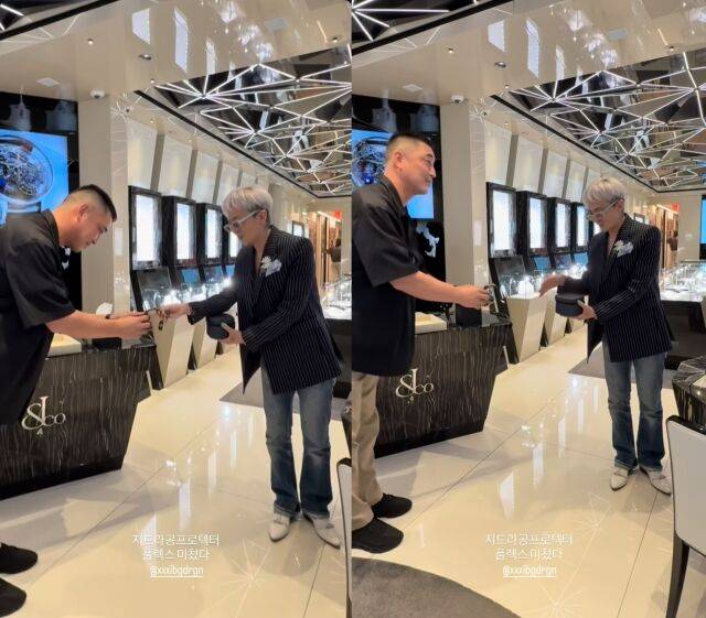 가수 지드래곤이 경호원에게 시계를 선물하고 있다. / 지드래곤 부계정 인스타그램