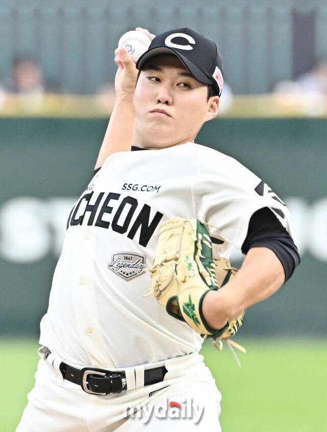 17일 오후 이넌광역시 문학동 인천SSG랜더스필드에서 진행된 '2025 프로야구 KBO리그' SSG랜더스와 LG트윈스의 경기. SSG 선발 최민준이 역투하고 있다./마이데일리