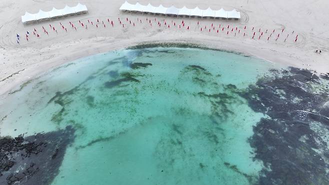 제주도 내 일부 해수욕장이 조기 개장한 24일 오전 제주시 구좌읍 김녕해수욕장이 한산한 모습이다.[연합]