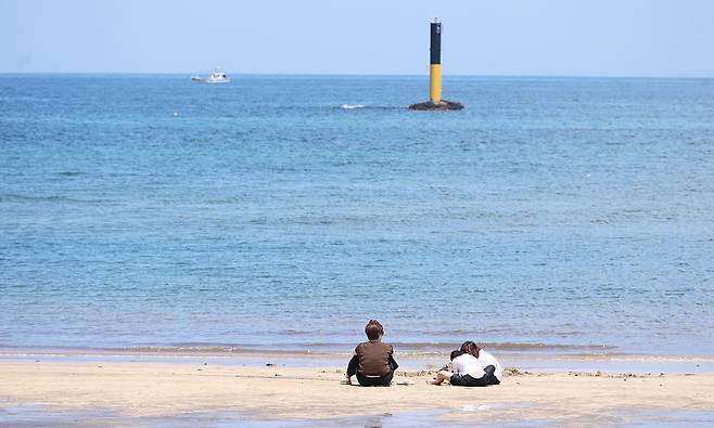 제주 북·남·동·서부 지역에 폭염특보가 발효 중인 20일 낮 제주시 이호테우해수욕장에서 제주도민과 관광객들이 더위를 식히고 있다.[연합]