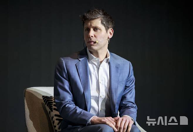 [서울=뉴시스] 정병혁 기자 = 샘 올트먼 오픈AI 최고경영자가 4일 서울 중구 플라자호텔에서 열린 카카오 기자간담회에서 정신아 카카오 대표와 대담을 하고 있다. 2025.02.04. jhope@newsis.com
