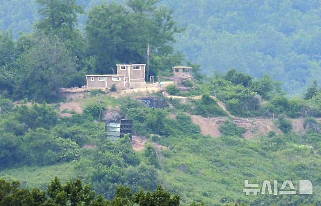 [서울=뉴시스] 고범준 기자 = 13일 경기도 접경지에서 바라본 북측 감시초소(GP) 앞에 북한의 대남 방송 스피커가 보이고 있다.  2025.06.14. bjko@newsis.com