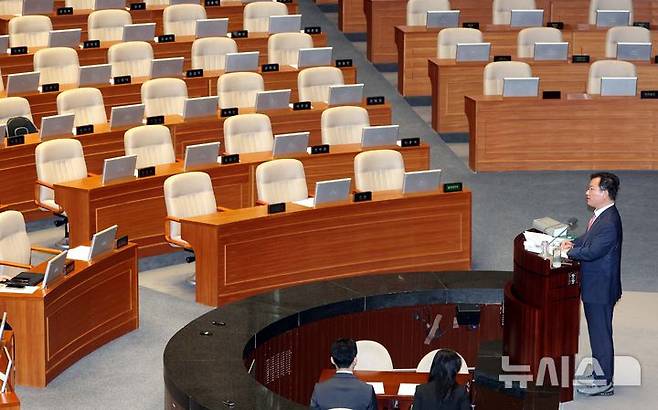 [서울=뉴시스] 조성봉 기자 = 김형동 국민의힘 의원이 23일 오전 서울 여의도 국회에서 열린 제428회 국회(임시회) 제2차 본회의에서 노동조합 및 노동관계조정법 일부개정법률안(대안) 관련 반대 무제한토론을 하고 있다. 2025.08.23. suncho21@newsis.com