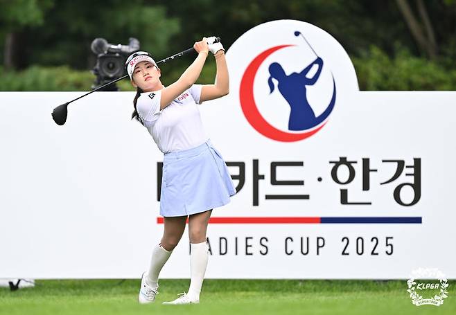 노승희가 23일 경기 포천시 포천힐스 컨트리클럽 가든·팰리스 코스(파72)에서 열린 한국여자프로골프(KLPGA) 투어 BC카드·한경 레이디스컵 3라운드 1번 홀에서 티샷하고 있다. 2025.08.23. (사진=KLPGA 제공) *재판매 및 DB 금지