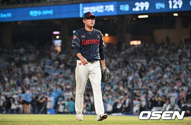 [OSEN=창원, 이석우 기자] 22일 창원NC파크에서 2025 신한 SOL 뱅크 KBO 리그 NC 다이노스와 롯데 자이언츠의 경기가 열렸다. 롯데 자이언츠 박세웅이 6회말 역전을 허용하고 교체되고 있다. 2025.08.22 / foto0307@osen.co.kr