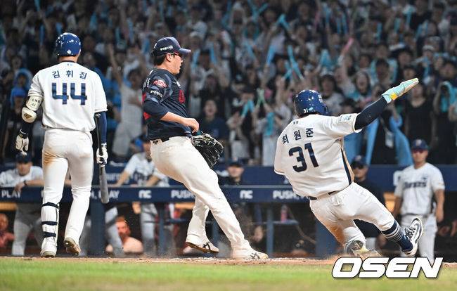 [OSEN=창원, 이석우 기자] 22일 창원NC파크에서 2025 신한 SOL 뱅크 KBO 리그 NC 다이노스와 롯데 자이언츠의 경기가 열렸다. 홈팀 NC는 신민혁이, 방문팀 롯데는 박세웅이 선발 출전했다. NC 다이노스 최원준이 6회말 1사 1,3루 김휘집의 삼진 아웃때 롯데 자이언츠 유강남이 볼을 잡지 못하는 사이 득점에 성공하고 있다. 2025.08.22 / foto0307@osen.co.kr