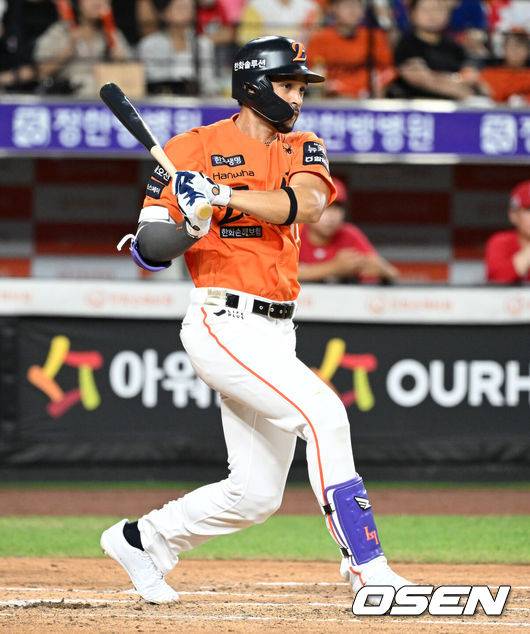 [OSEN=대전, 이대선 기자] 22일 오후 대전 한화생명볼파크에서 2025 신한 SOL Bank KBO리그 한화 이글스와 SSG 랜더스의 경기가 열렸다.한화는 폰세, SSG은 최민준을 선발로 내세웠다.6회말 2사 1루에서 한화 리베라토가 우전 안타를 치고 있다. 2025.08.22 /sunday@osen.co.kr