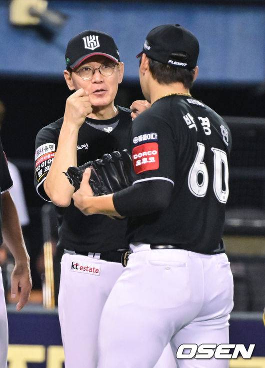[OSEN=잠실, 박준형 기자] KT의 가을 본능이 꿈틀댄다. 반면 7연승 맹위를 떨치며 가을야구 희망을 품었던&nbsp;두산은 다시 연패 수렁에 빠졌다.프로야구 KT 위즈는 23일 서울 잠실구장에서 열린 2025 신한 SOL뱅크 KBO리그 두산 베어스와의 시즌 14차전에서 6-2로 승리했다.&nbsp;KT는 2연승을 달리며 주말 위닝시리즈를 조기 확보했다. 시즌 58승 4무 57패. 반면 7연승 뒤 2연패에 빠진 두산은 52승 5무 61패가 됐다.&nbsp;경기종료 후 KT 이강철 감독이 마무리 투수 박영현과 하이파이브를 하고 있다.  2025.08.23 / soul1014@osen.co.kr