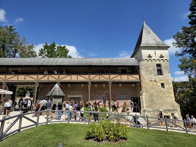 클로뤼세 갤러리와 중세 망루.