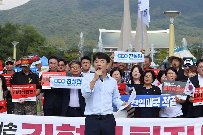 문진석 의원이 23일 천안 독립기념관에서 ‘독립정신 훼손, 독립영웅 모독 김형석 독립기념관장 퇴진 촉구 집회’에서 국가보훈부에 김형석 관장&nbsp;파면을 요구했다.