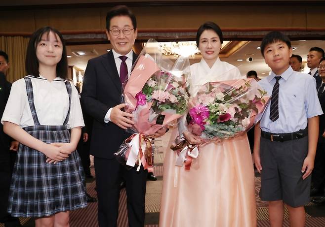 화동과 기념촬영 하는 이재명 대통령 부부 - 이재명 대통령과 김혜경 여사가 23일 일본 도쿄의 한 호텔에서 열린 재일동포 오찬 간담회에 참석해 화동과 기념촬영을 하고 있다. 2025.8.23 연합뉴스