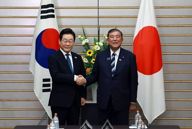 이재명 대통령, 이시바 총리와 한일 확대정상회담 - 이재명 대통령과 이시바 시게루 일본 총리가 23일 일본 도쿄 총리 관저에서 열린 한일 확대정상회담에 앞서 기념촬영을 하며 악수하고 있다. 2025.8.23 연합뉴스