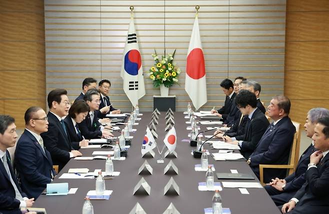 이재명 대통령, 이시바 총리와 한일 확대정상회담 - 이재명 대통령과 이시바 시게루 일본 총리가 23일 일본 도쿄 총리 관저에서 한일 확대정상회담을 하고 있다. 2025.8.23 연합뉴스