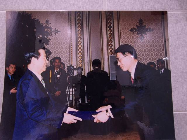 노관규 순천시장이 김대중 전 대통령 서거 16주기인 지난 18일 “위대한 지도자 김대중 대통령님 그립다”며 “남북이 화해하고 평화 통일되는 그날이 어서오길 기원한다”고추모했다. 김 전 대통령의 발탁으로 정치권에 입문한 노관규 시장은 정치적 결단 시 ‘DJ정신’을 다시 한번 되새긴다. 노관규 순천시장 페이스북 캡쳐