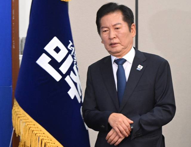 정청래 더불어민주당 대표가 22일 서울 여의도 국회에서 열린 최고위원회의에 참석하고 있다. 오승현 기자