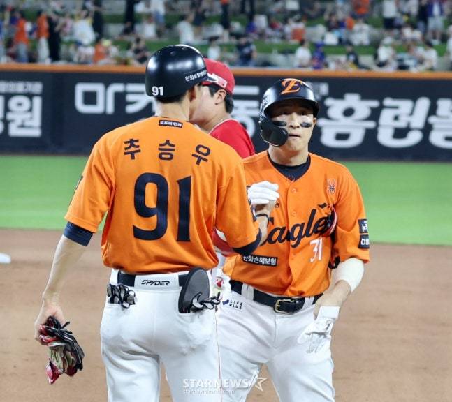 손아섭(오른쪽)이 8회말 안타를 날리며 KBO 최초 2600안타를 달성하고 있다. /사진=강영조 선임기자