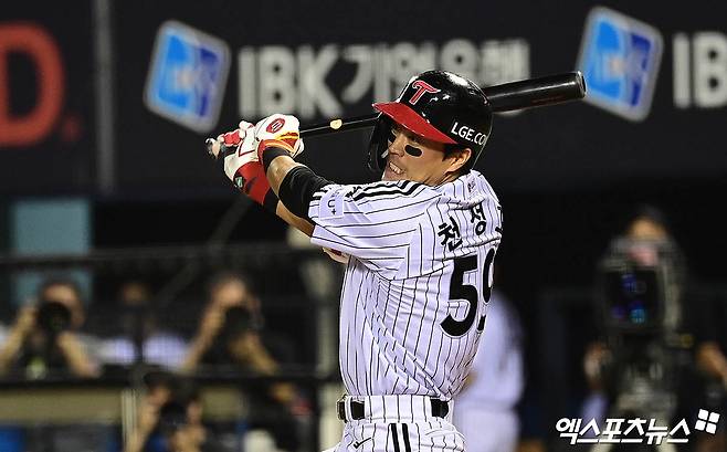 20일 오후 서울 송파구 잠실야구장에서 열린 '2025 신한 SOL Bank KBO리그' 롯데 자이언츠와 LG 트윈스의 경기, 7회말 1사 1루 LG 천성호가 안타를 때려내고 있다. 엑스포츠뉴스 DB