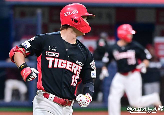 7일 오후 서울 구로구 고척스카이돔에서 열린 '2025 신한 SOL Bank KBO리그' KIA 타이거즈와 키움 히어로즈의 경기, 6회초 1사 3루 KIA 박정우가 1타점 적시타를 날리고 있다. 엑스포츠뉴스 DB