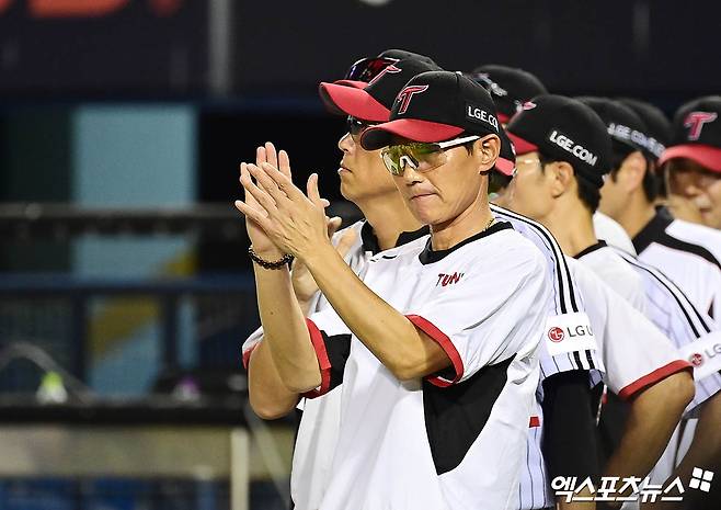 20일 오후 서울 송파구 잠실야구장에서 열린 '2025 신한 SOL Bank KBO리그' 롯데 자이언츠와 LG 트윈스의 경기, LG가 5:3의 스코어로 승리하며 파죽의 3연승을 질주, 롯데를 10연패에 빠뜨렸다.   경기 종료 후 LG 염경엽 감독이 선수들에게 박수를 보내고 있다. 엑스포츠뉴스 DB