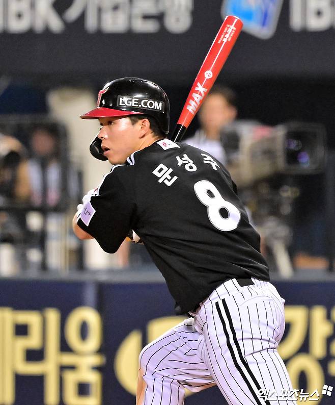 5일 오후 서울 송파구 잠실야구장에서 열린 '2025 신한 SOL Bank KBO리그' LG 트윈스와 두산 베어스의 경기, 9회초 2사 만루 LG 문성주가 2타점 적시타를 날리고 있다. 엑스포츠뉴스 DB