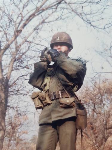 소총 소대장(소위) 시절의 전인범 그는 다른 소대장들과 달리 지급받은 나침의(羅針儀)와 구급배낭, 쌍안경을 휴대하고 다녔다고 한다.
[본인 제공]