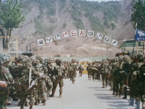 행군 훈련을 마치고 귀대 중인 전인범 대대 소속 군인들 모습 당시 전인범 대령은 위장복을 입고 부하들과 함께 행군에 참여했다고 한다. [본인 제공]