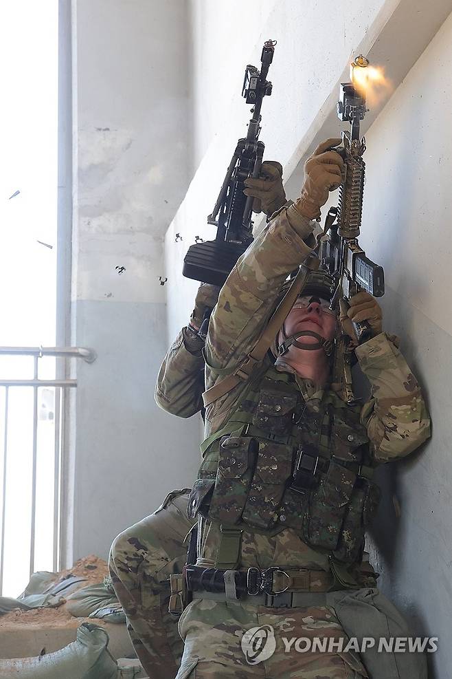 맹렬히 사격하는 미군 2025년 3월 19일 경기도 파주시에서 실시된 한미 연합훈련에서 미군 장병이 대항군을 향해 사격하고 있다. [임병식 기자]