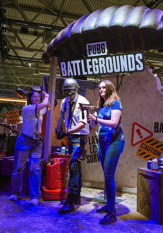 PUBG: 배틀그라운드 부스     (쾰른=연합뉴스) 김주환 기자 = 22일(현지 시간) 독일 쾰른에서 개막한 게임스컴 2025 크래프톤 'PUBG: 배틀그라운드' 부스에서 코스튬 플레이어와 관객들이 포즈를 취ㅏ고 있다. 2025.8.22 jujuk@yna.co.kr