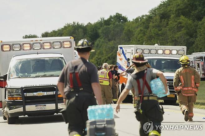 22일(현지시간) 미국 뉴욕 관광버스 사고 현장 [버펄로뉴스 제공. 펨브로크 AP=연합뉴스. 재판매 및 DB 금지.(Buffalo News via AP)