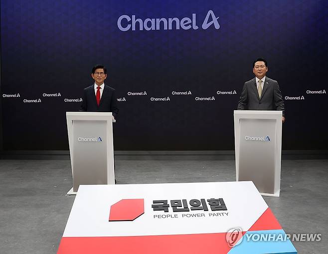 방송토론회에 나선 김문수·장동혁 (서울=연합뉴스) 국민의힘 당 대표 선거 결선에 진출한 김문수·장동혁 후보가 23일 서울 채널A 광화문 스튜디오에서 열린 방송토론회에서 토론 준비를 하고 있다. 2025.8.23 [국회사진기자단] photo@yna.co.kr