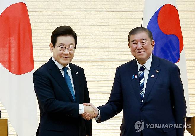 한일 정상, 공동 언론 발표를 마치며 (도쿄=연합뉴스) 홍해인 기자 = 이재명 대통령과 이시바 시게루 일본 총리가 23일 일본 도쿄 총리 관저에서 열린 한일 정상 공동 언론 발표를 마친 뒤 악수하고 있다. 2025.8.23 hihong@yna.co.kr