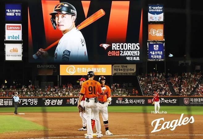 개인 통산 2천600안타 기록한 한화 손아섭(가운데) [한화 이글스 제공. 재배포 및 DB 금지]