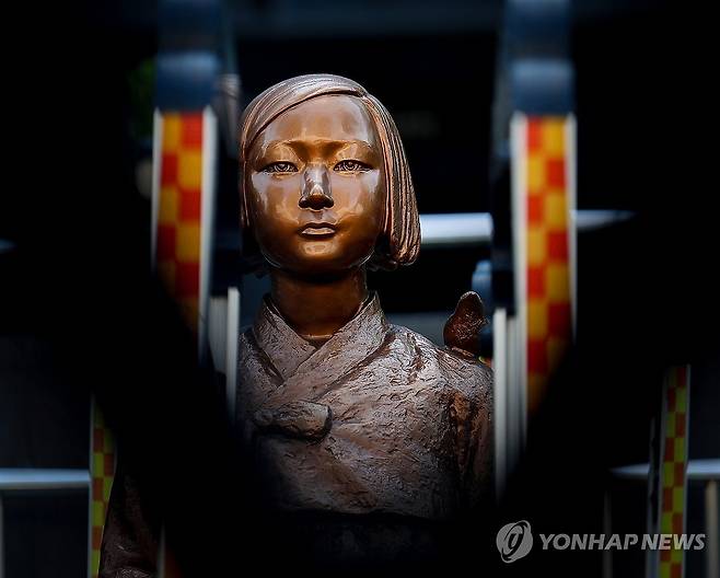 이재명 대통령 '위안부 합의 뒤집지 않아야' (서울=연합뉴스) 김도훈 기자 = 일본 방문을 앞둔 이재명 대통령이 21일 보도된 요미우리 신문과의 인터뷰에서 이전 정권에서 합의된 일본군 '위안부' 문제 합의 및 강제징용 배상 문제에 대해 유지의 뜻을 밝혔다.
    이 대통령은 인터뷰에서 '한국 국민으로서는 매우 받아들이기 어려운 이전 정권의 합의지만 국가로서 약속이므로 뒤집는 것은 바람직하지 않다'고 말했다. 또한 이 대통령은 위안부, 징용 등 역사 문제에 대해 한국 국민에게는 "가슴 아픈 주제"라면서 "되도록 현실을 인정하고 서로 이해하려고 노력해 대립적으로 되지 않도록 하면서 해결해야 한다"고 제언했다. 
    사진은 21일 서울 종로구 옛 일본 대사관 앞 평화의 소녀상 모습. 2025.8.21 superdoo82@yna.co.kr
