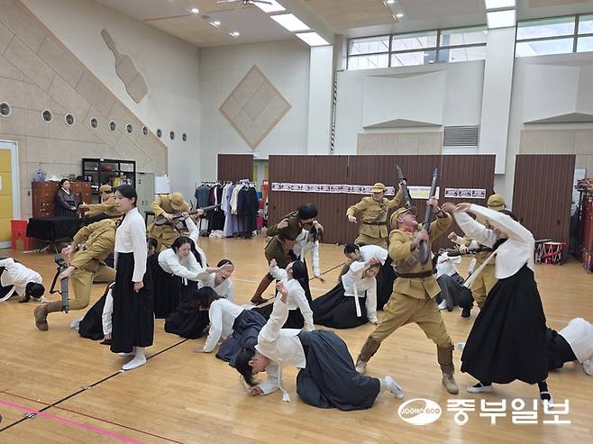 수원시립공연단 단원들이 '향화' 공연 연습을 하고 있다. 이준도기자
