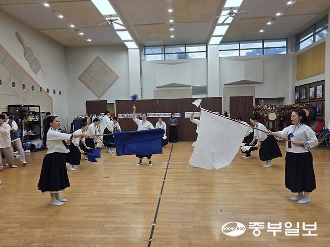 수원시립공연단 단원들이 '향화' 공연 연습을 하고 있다. 이준도기자