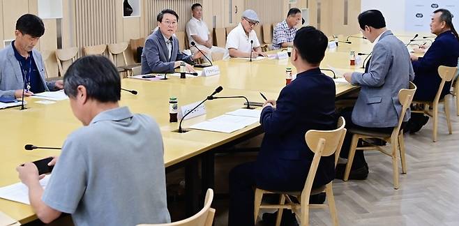 김상수 경기도 균형발전기획실장이 '경기도 미군 반환공여지 개발 활성화를 위한 시민단체 간담회'에서 인사말을 하고 있다. 경기도청 제공