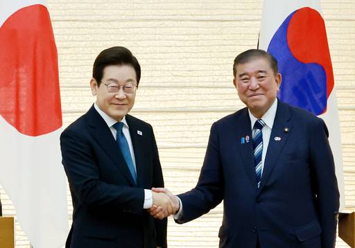 이재명 대통령과 이시바 시게루 일본 총리가 23일 일본 도쿄 총리 관저에서 열린 한일 정상 공동 언론 발표를 마친 뒤 악수하고 있다. /연합뉴스