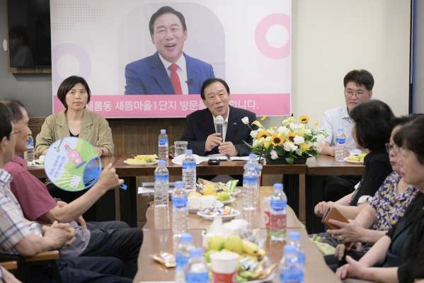 최민호 세종시장(가운데), 시민들과 소통